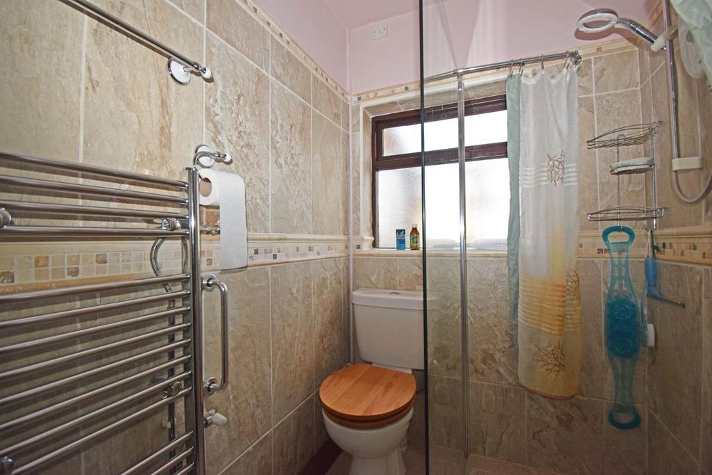 Newlyn, shower room.jpg