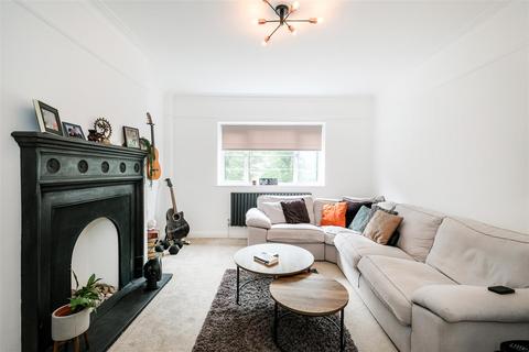 2 bedroom flat to rent, Malford Court, The Drive, London