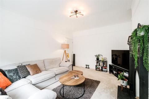 2 bedroom flat to rent, Malford Court, The Drive, London