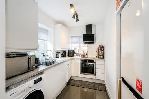 2 bedroom flat to rent, Malford Court, The Drive, London