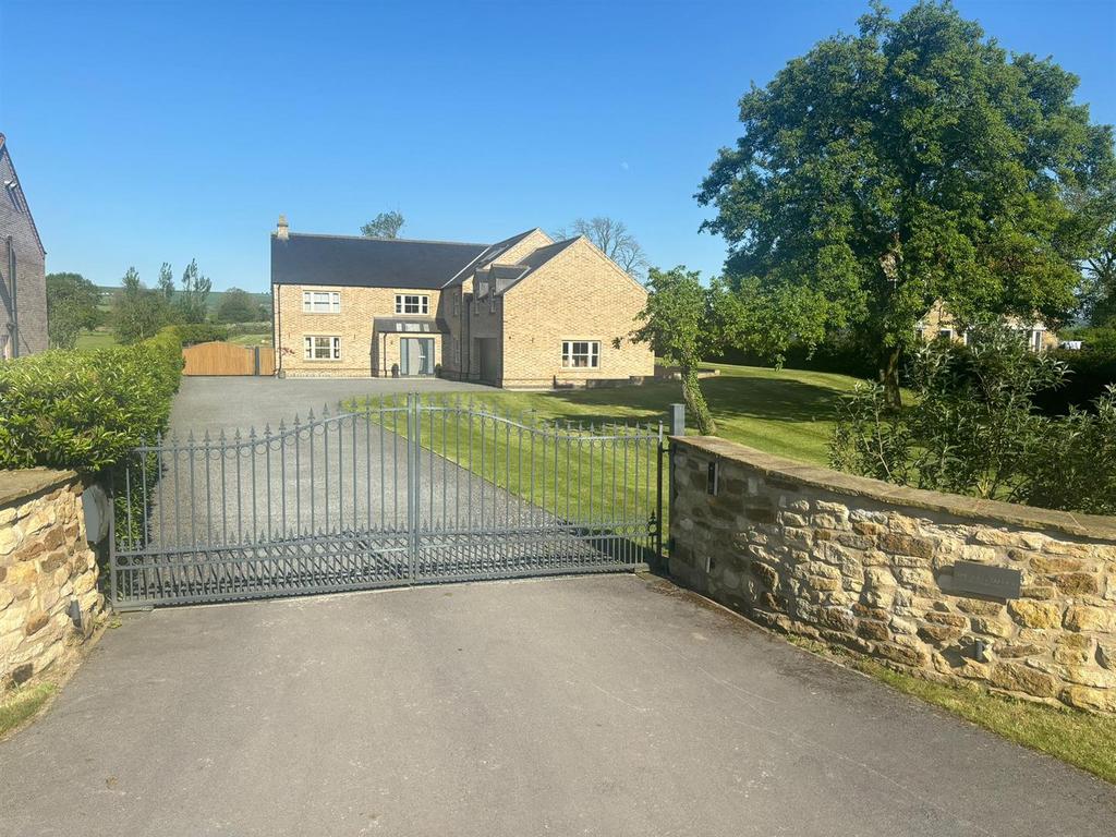 House front garden and gates&#39;.JPG