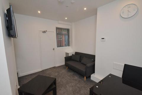 3 bedroom terraced house to rent, Thorn Grove, Manchester M14