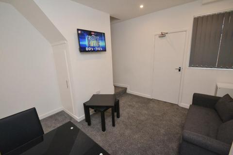 3 bedroom terraced house to rent, Thorn Grove, Manchester M14