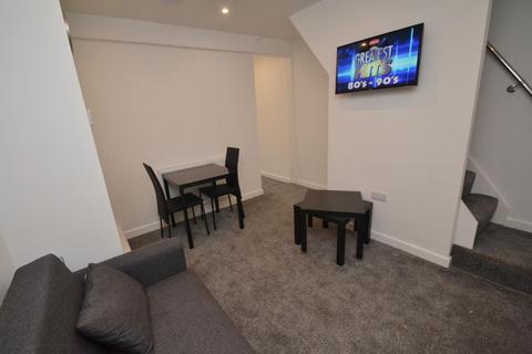 3 bedroom terraced house to rent, Thorn Grove, Manchester M14