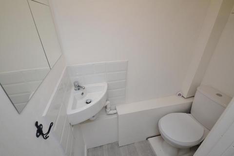 3 bedroom terraced house to rent, Thorn Grove, Manchester M14