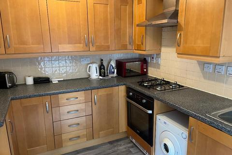 3 bedroom terraced house to rent, Yew Tree Road, Manchester M14