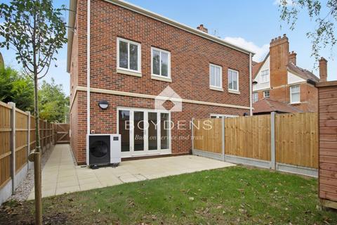 4 bedroom semi-detached house for sale, Inglis Road, Colchester CO3