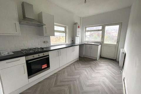 3 bedroom terraced house to rent, Worsley Road, Eccles