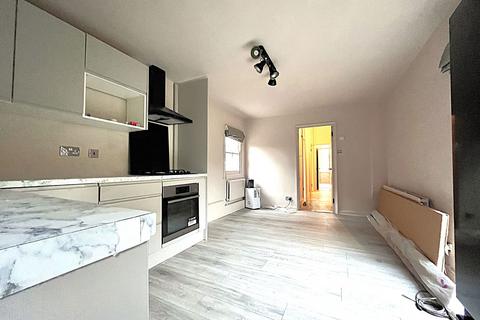 2 bedroom flat to rent, North Avenue, London W13