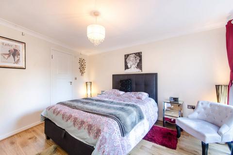 2 bedroom flat to rent, Merton Road, South Wimbledon, London, SW19