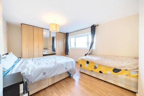 2 bedroom flat for sale, London SE25