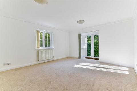 21 Corner Farm Close, Tadworth, KT20 5SJ