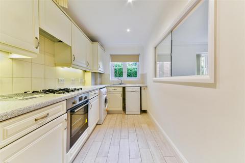21 Corner Farm Close, Tadworth, KT20 5SJ