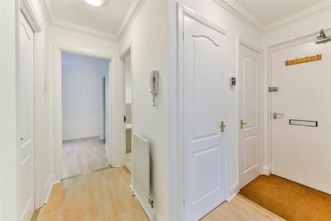 21 Corner Farm Close, Tadworth, KT20 5SJ