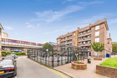 3 bedroom flat for sale, Shadwell Gardens, London