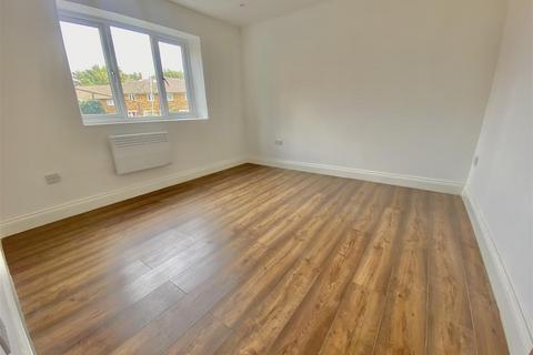 3 bedroom semi-detached house to rent, Bank Close, Luton