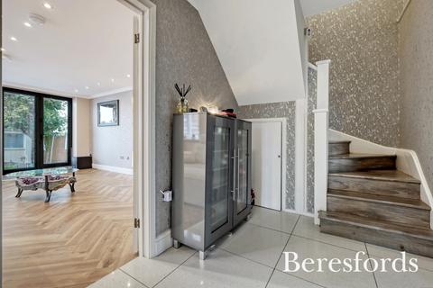 10 Pettits Close, Romford, RM1 4EB
