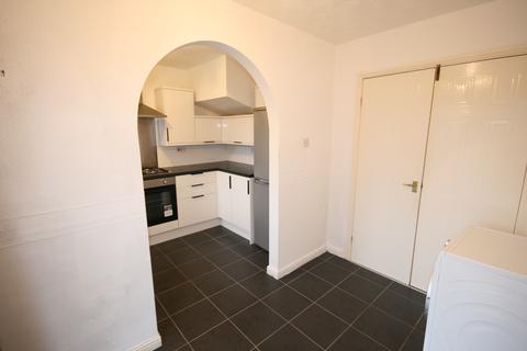 2 bedroom townhouse to rent, Gaskell Street, Manchester M40