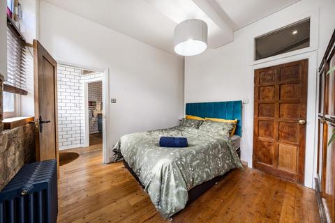 3 bedroom flat for sale, Aylesbury Road, London