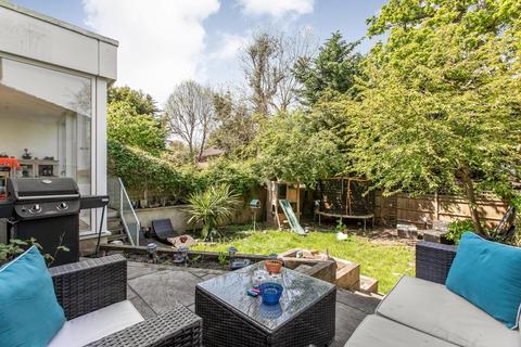 4 Oaks Avenue, London, SE19 1QY