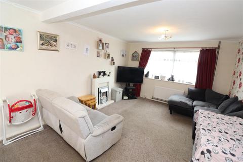 3 bedroom terraced house for sale, Headingley Road, Rushden NN10