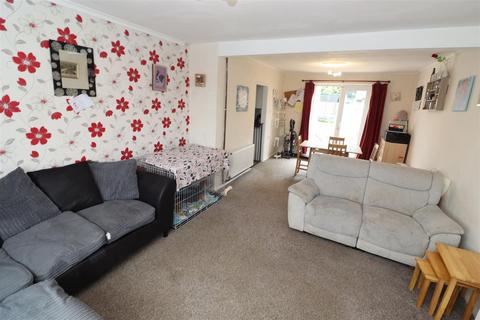 3 bedroom terraced house for sale, Headingley Road, Rushden NN10