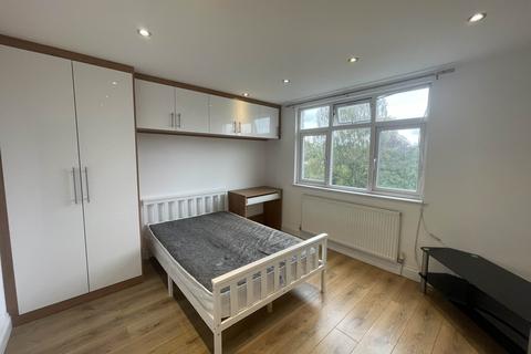 1 bedroom in a flat share to rent, Boston Road, London W7