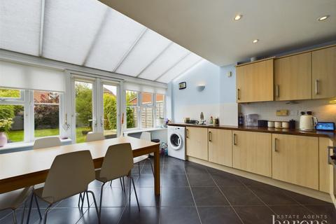 16 Burghfield Walk, Basingstoke, RG22 5AT