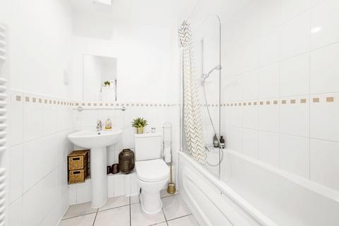 11 Hayes Grove, London, SE22 8DF