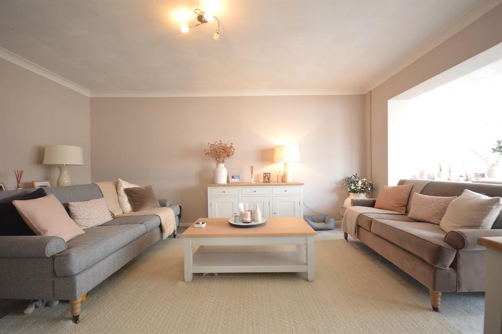 Roundstone Way, Selsey, Chichester, PO20 2 bed detached bungalow to