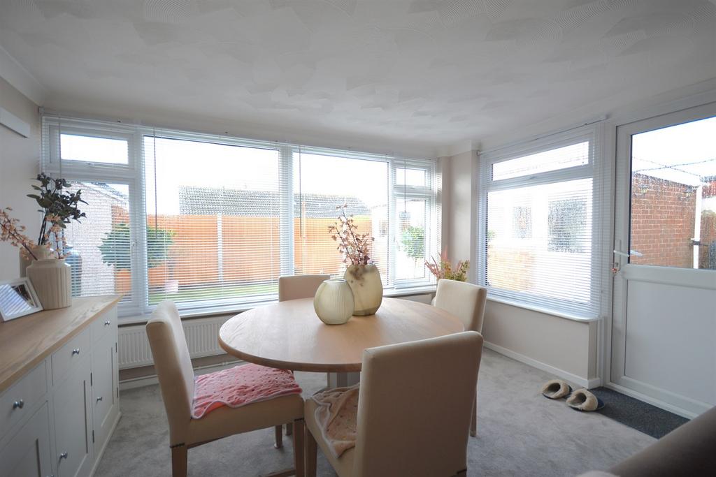 Roundstone Way, Selsey, Chichester, PO20 2 bed detached bungalow to