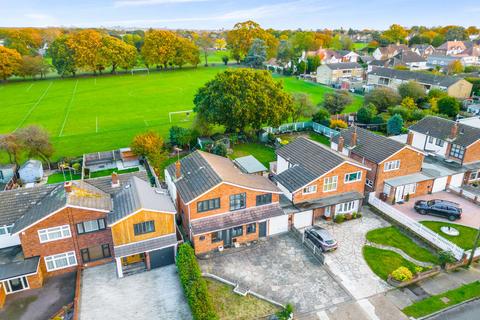 4 bedroom detached house to rent, Falbro Crescent, Benfleet