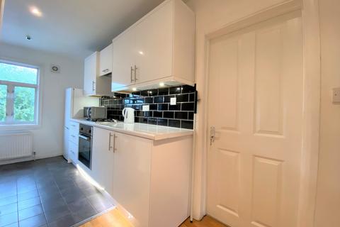 2 bedroom flat for sale, Coningham Road, Shepherd's Bush, London