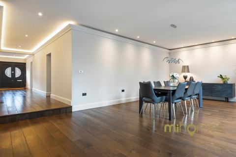 26a Eversley Crescent, London, N21 1EJ