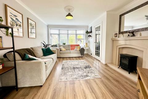 20 Greenfield Mount, Wrenthorpe, Wakefield, WF2 0TJ