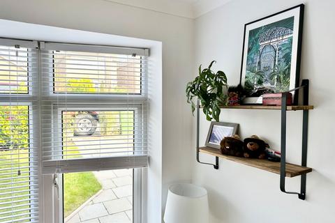 20 Greenfield Mount, Wrenthorpe, Wakefield, WF2 0TJ
