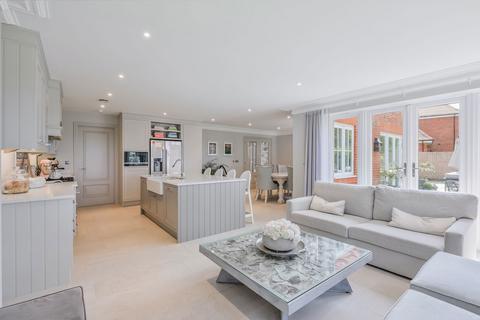 15 Highfield Close, Lingfield, RH7 6GR
