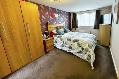 4 bedroom end of terrace house for sale, Hepworth Road, Swindon, SN25 4YL