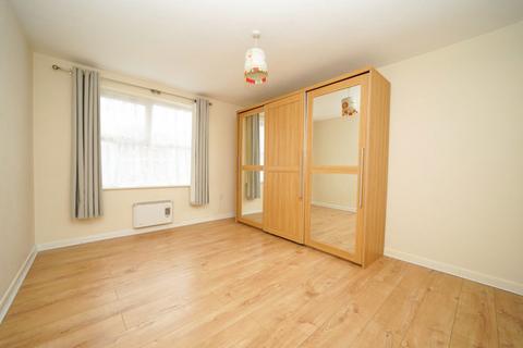 2 bedroom flat to rent, Dulverton Court, Linslade