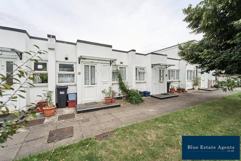 1 bedroom bungalow for sale, Lovat Walk, Hounslow, TW5