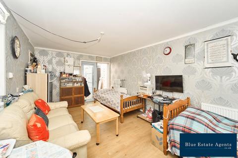 1 bedroom bungalow for sale, Lovat Walk, Hounslow, TW5