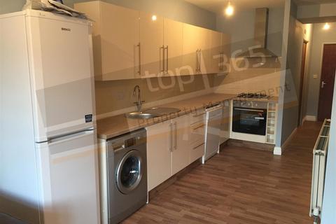 6 bedroom end of terrace house to rent, *£155pppw incl bills + two free large Papa John’s pizzas weekly (T+C’s apply)* Beeston Road, Dunkirk, Nottingham