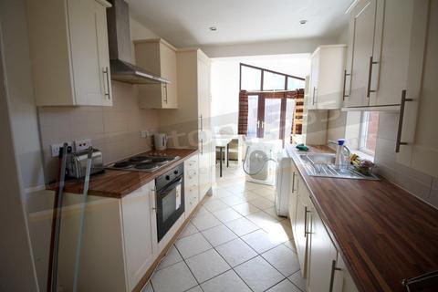 6 bedroom terraced house to rent, *£129pppw* excluding bills  Douglas Road, Lenton, NG7 1NW