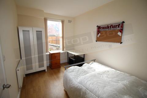 6 bedroom terraced house to rent, *£120pppw* excluding bills Douglas Road, Lenton, NG7 1NW