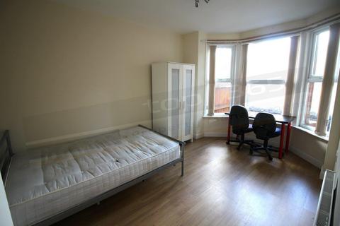 6 bedroom terraced house to rent, *£120pppw* excluding bills Douglas Road, Lenton, NG7 1NW