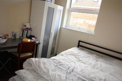 3 bedroom semi-detached house to rent, *£107pppw* Beeston, Road Dunkirk, Nottingham, NG7 2JP