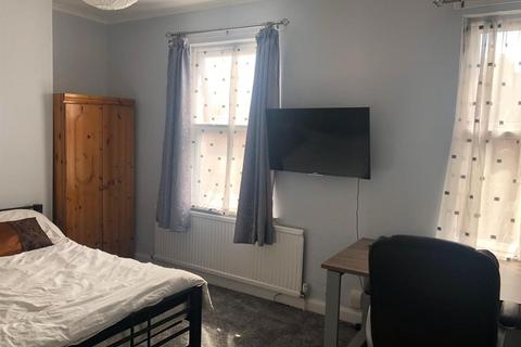 5 bedroom terraced house to rent, *£143pppw incl bills + two free large Papa John’s pizzas weekly (T+C’s apply)* Claypole Road, Hyson Green, NOTTINGHAM NG