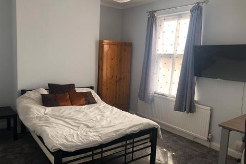 5 bedroom terraced house to rent, *£143pppw incl bills + two free large Papa John’s pizzas weekly (T+C’s apply)* Claypole Road, Hyson Green, NOTTINGHAM NG