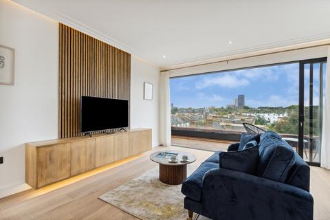 3 bedroom flat to rent, Coronation Court, Brewster Gardens, London