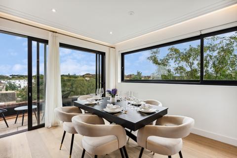 3 bedroom flat to rent, Coronation Court, Brewster Gardens, London